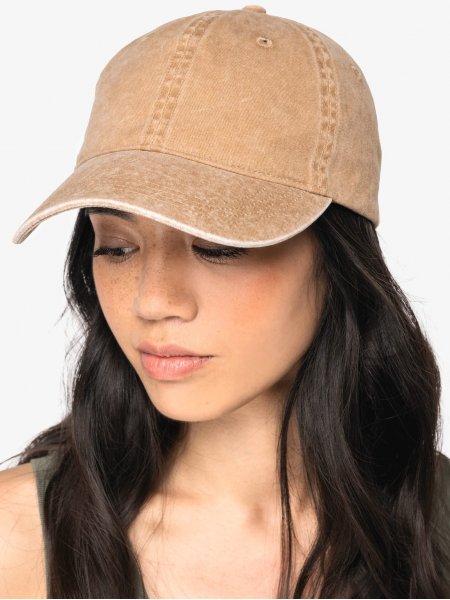 mannequin femme de face portant la Casquette écoresponsable délavée unisexe