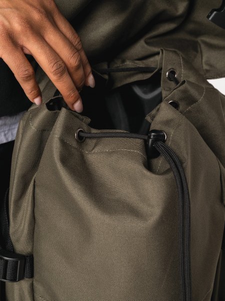 Zoom sur l'ouverture du Sac à dos écoresponsable unisexe personnalisable Zoom sur l'ouverture du Sac à dos écoresponsable unisexe personnalisable