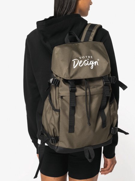 mannequin femme portant le Sac à dos écoresponsable unisexe personnalisable mannequin femme portant le Sac à dos écoresponsable unisexe personnalisable