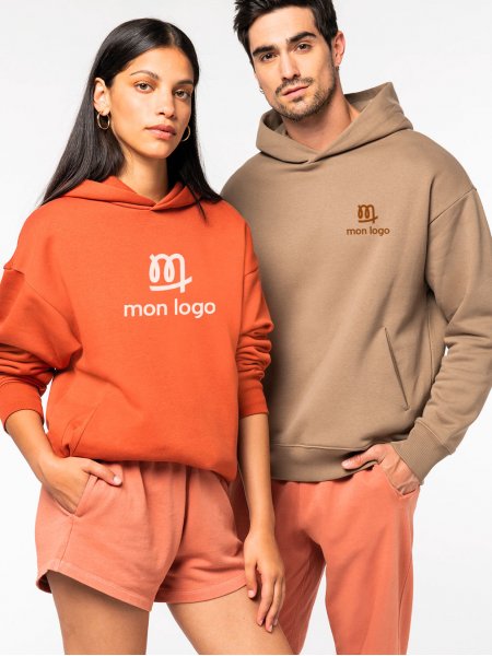 deux personnes portant NS408 en couleur driftwood et burnt brick avec logo 