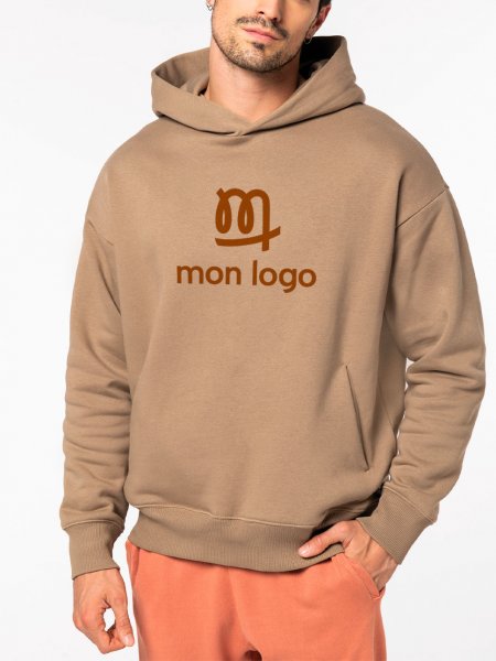 Homme portant un NS408 en couleur driftwood avec logo 