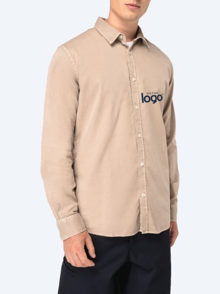 Chemise en coton bio delave pour homme NS502 personnalisee avec un logo sur le coeur