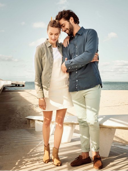 Chemise pour femme NS503 en coloris Pale Khaki et chemise pour homme NS502 en coloris Navy Chemise pour femme NS503 en coloris Pale Khaki et chemise pour homme NS502 en coloris Navy