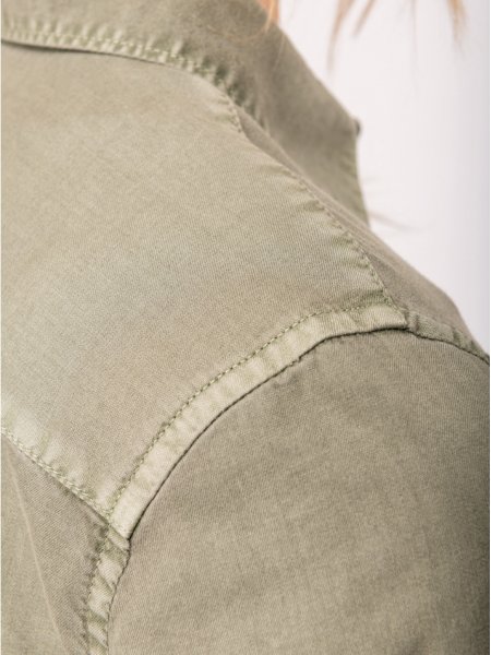 Zoom sur les coutures de l'épaule sur la chemise pour femme NS503 en coloris Pale Khaki Zoom sur les coutures de l'épaule sur la chemise pour femme NS503 en coloris Pale Khaki