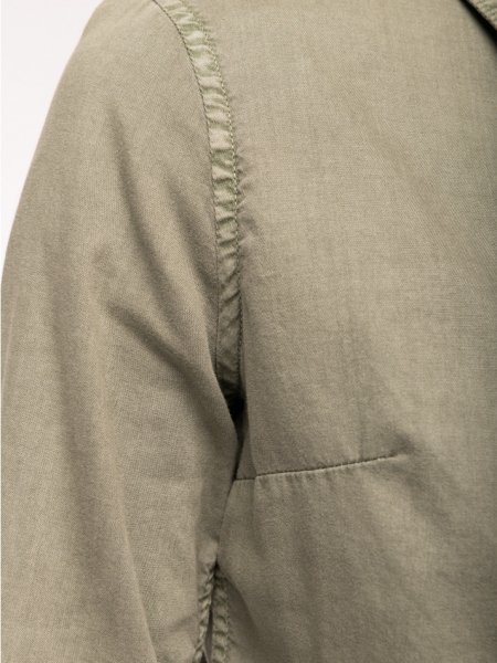 Zoom sur les coutures pinces au niveau de la poitrine sur la chemise NS503 en coloris Pale Khaki Zoom sur les coutures pinces au niveau de la poitrine sur la chemise NS503 en coloris Pale Khaki
