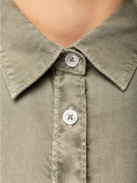 Zoom sur le col et les boutons de la chemise en coton bio NS503 en coloris Pale Khaki Zoom sur le col et les boutons de la chemise en coton bio NS503 en coloris Pale Khaki