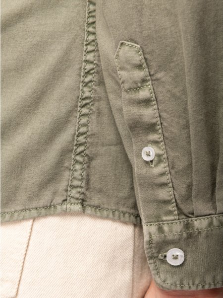 Zoom sur le bas des manches de la chemise pour femme NS503 en coloris Pale Khaki Zoom sur le bas des manches de la chemise pour femme NS503 en coloris Pale Khaki
