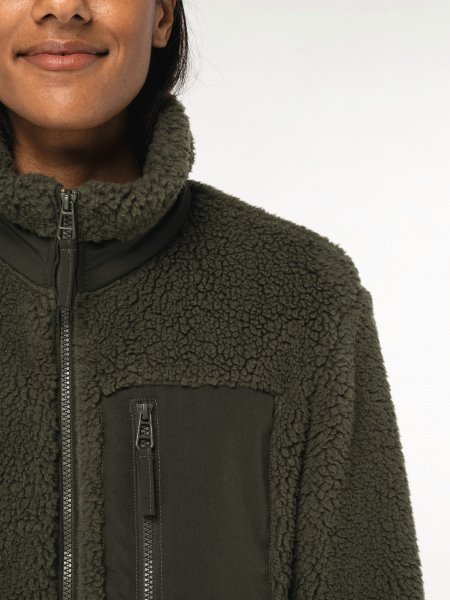 zoom sur le col de la Veste écoresponsable en sherpa unisexe personnalisable zoom sur le col de la Veste écoresponsable en sherpa unisexe personnalisable