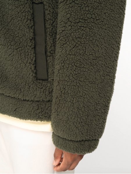 zoom sur la manche de la Veste écoresponsable en sherpa unisexe personnalisable zoom sur la manche de la Veste écoresponsable en sherpa unisexe personnalisable