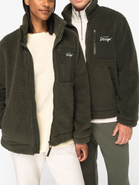 mannequin femme et mannequin homme de face portant la Veste écoresponsable en sherpa unisexe personnalisable mannequin femme et mannequin homme de face portant la Veste écoresponsable en sherpa unisexe personnalisable