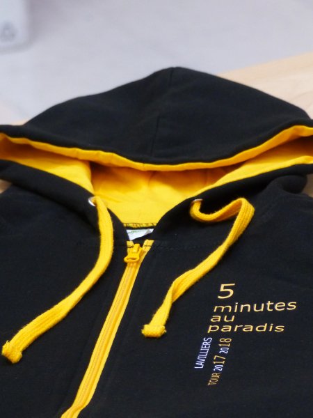 Le JH053 personnalisé en marquage Quadriflex en coloris Jet Black Gold Exemple de personnalisation en marquage Quadriflex sur le sweat-shirt à zip et capuche contrastée JH053 en coloris Jet Black Gold