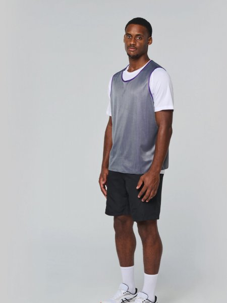 Chasuble réversible PA042 portée de face, côté gris Chasuble réversible PA042 portée de face, côté gris