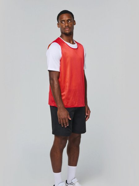 Chasuble réversible PA042 portée de face, côté rouge Chasuble réversible PA042 portée de face, côté rouge