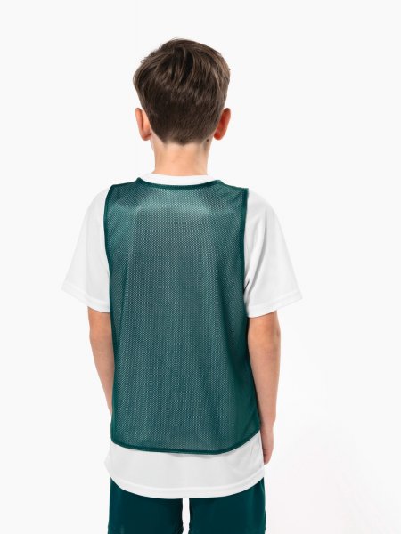 Chasuble réversible enfant PA048 portée, vue de dos Chasuble réversible enfant PA048 portée, vue de dos