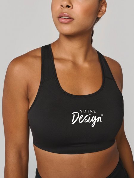 mannequin femme de face portant la Brassière de sport femme personnalisable