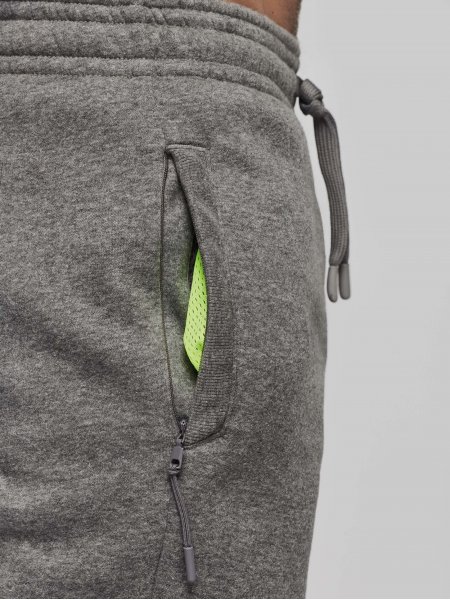 Doublure filet fluo de la poche latérale zippée sur le jogging PA1012