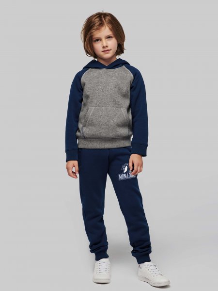 Exemple de logo floqué sur le pantalon de jogging pour enfant PA1013 en coloris Sporty Navy Exemple de logo floqué sur le pantalon de jogging pour enfant PA1013 en coloris Sporty Navy