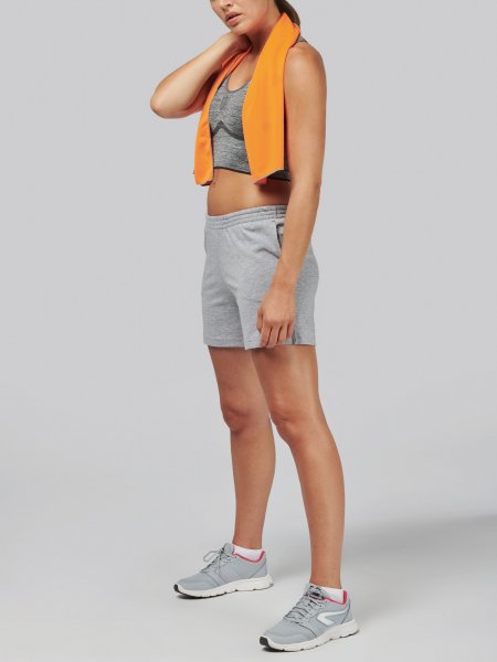 Short en coton pour femme PA152 en coloris Oxford Grey Short en coton pour femme PA152 en coloris Oxford Grey porté avec une tenue de sport