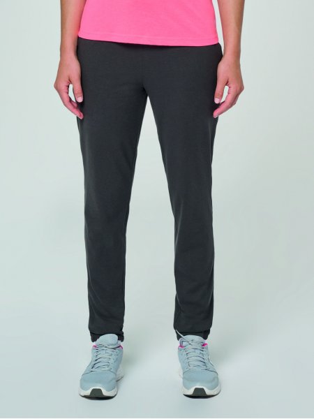 Pantalon de jogging PA186 porté par une femme Pantalon de jogging PA186 porté par une femme