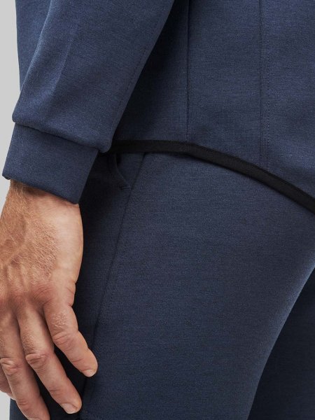 Zoom sur la manche et le bas de la veste PA358 en coloris French Navy