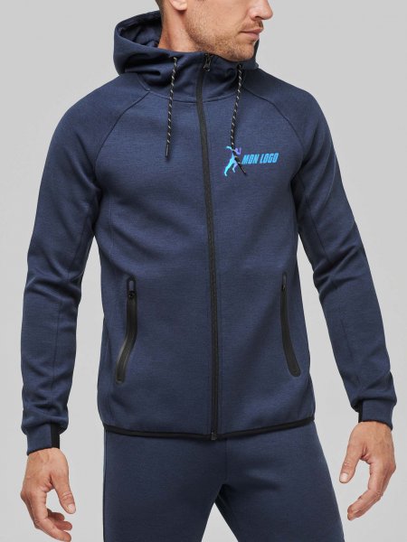 Exemple de logo floqué sur la veste à capuche PA358 en coloris French Navy portée par un homme