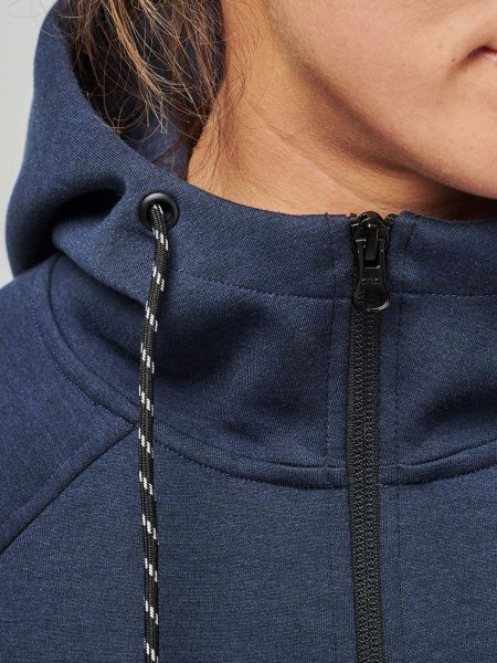 Zoom sur les détails de la capuche et de la fermeture éclair du sweat zippé PA359 en coloris French Navy Zoom sur les détails de la capuche et de la fermeture éclair du sweat zippé PA359 en coloris French Navy