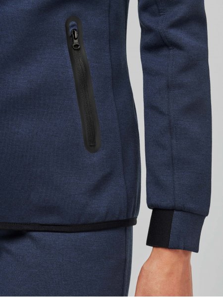 Zoom sur les détails de la manche et d'une poche latérale sur le sweat PA359 en coloris French Navy Zoom sur les détails de la manche et d'une poche latérale sur le sweat PA359 en coloris French Navy