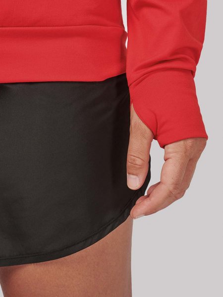 Détails du poignet avec trou pour le pouce sur le sweat PA360 en coloris Red
