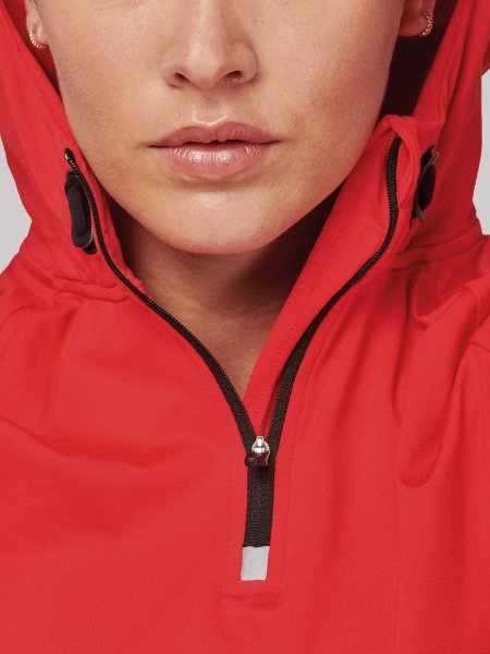 Zoom sur la capuche et le col du sweat de sport PA360 en coloris Red