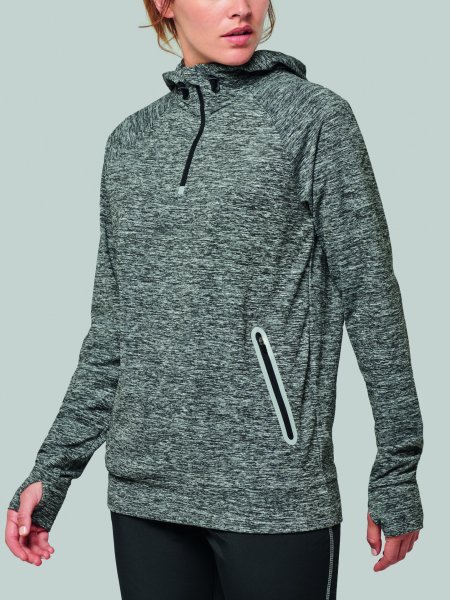 Femme portant le sweat personnalisable PA360 sans logo