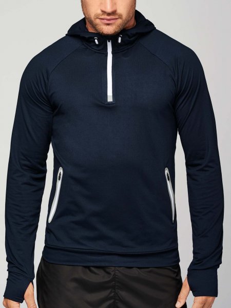 Sweat de sport PA360 en coloris Navy sans logo porté par un homme