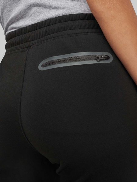 Zoom sur la poche arrière du jogging pour femme PA1009 en coloris Black Zoom sur la poche arrière du jogging pour femme PA1009 en coloris Black