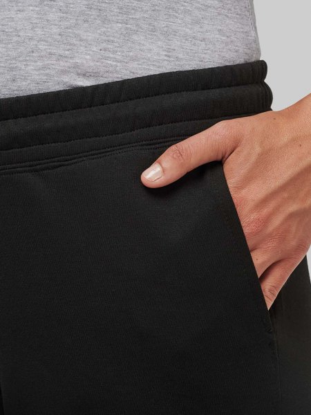 Le jogging pour femme PA1009 en coloris Black dispose de 2 poches latérales Zoom sur une des poches latérales du jogging pour femme PA1009 en coloris Black