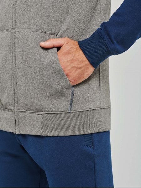 Zoom sur les poches latérales du sweat zippé PA380 en coloris Sporty Navy Zoom sur les poches latérales du sweat zippé PA380 en coloris Sporty Navy