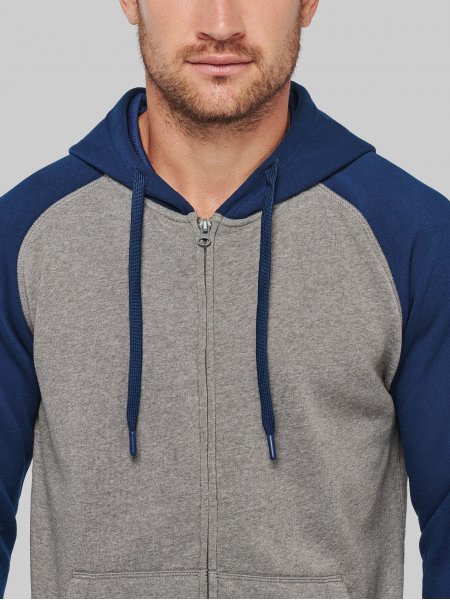 Zoom sur la fermeture éclair et les manches raglan du sweat zippé PA380 en coloris Sporty Navy Zoom sur la fermeture éclair et les manches raglan du sweat zippé PA380 en coloris Sporty Navy