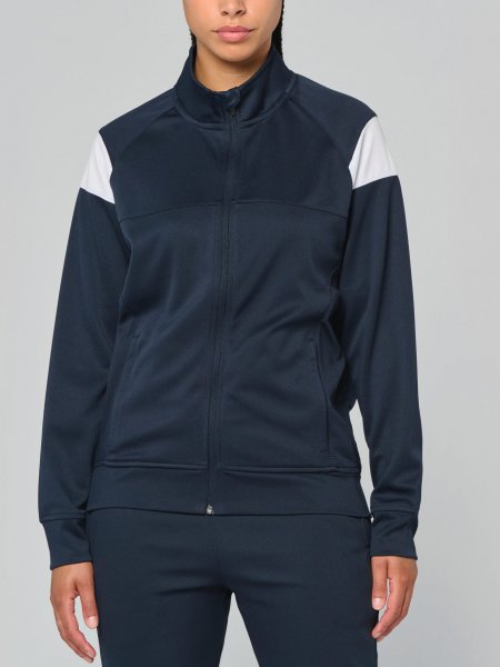 mannequin femme de face portant la Veste de survêtement zippée unisexe personnalisable mannequin femme de face portant la Veste de survêtement zippée unisexe personnalisable