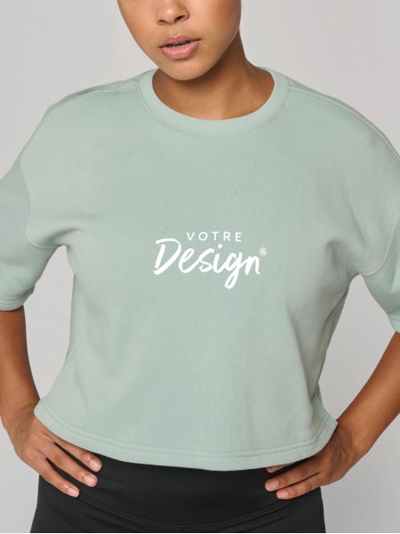 mannequin femme de face portant le Sweat-shirt crop à manches courtes col rond femme personnalisable