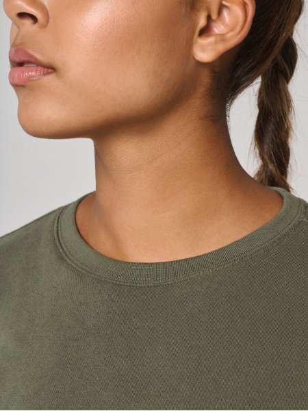 zoom sur le col du Sweat-shirt crop col rond femme personnalisable zoom sur le col du Sweat-shirt crop col rond femme personnalisable