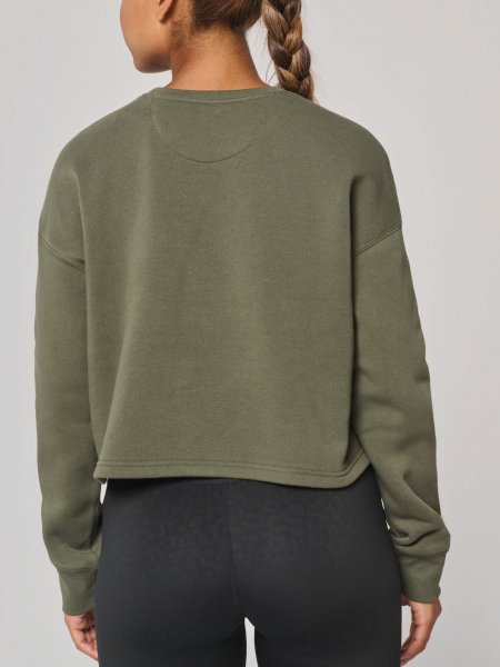 mannequin femme de face portant le Sweat-shirt crop col rond femme personnalisable mannequin femme de face portant le Sweat-shirt crop col rond femme personnalisable