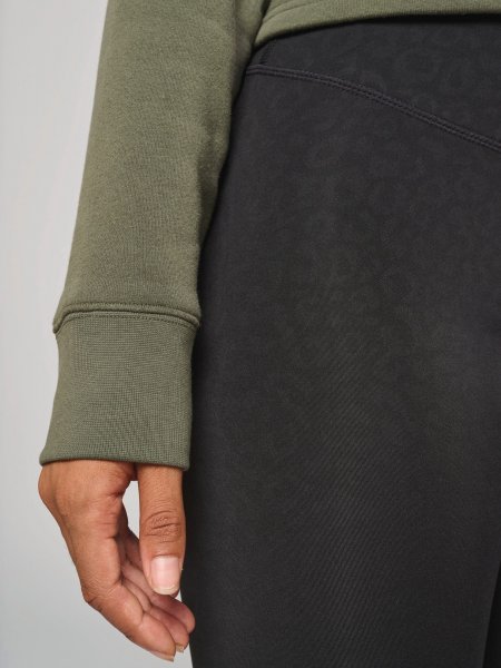 zoom sur la manche du Sweat-shirt crop col rond femme personnalisable zoom sur la manche du Sweat-shirt crop col rond femme personnalisable