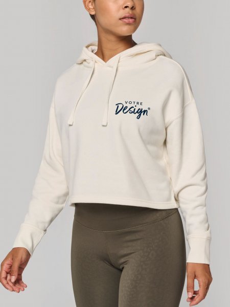 mannequin femme de face portant le Sweat-shirt crop à capuche femme personnalisable mannequin femme de face portant le Sweat-shirt crop à capuche femme personnalisable