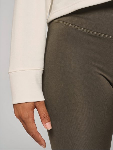 zoom sur la manche du Sweat-shirt crop à capuche femme personnalisable zoom sur la manche du Sweat-shirt crop à capuche femme personnalisable