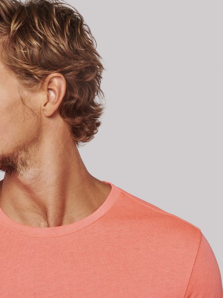 Zoom sur les coutures du col et de l'épaule sur le tee shirt de sport PA4011 en coloris Coral Zoom sur les coutures du col et de l'épaule sur le tee shirt de sport PA4011 en coloris Coral