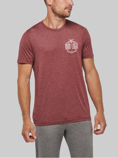 Exemple de logo floqué sur le coeur, tee shirt de sport triblend PA4011 en coloris Wine Heather Exemple de logo floqué sur le coeur, tee shirt de sport triblend PA4011 en coloris Wine Heather