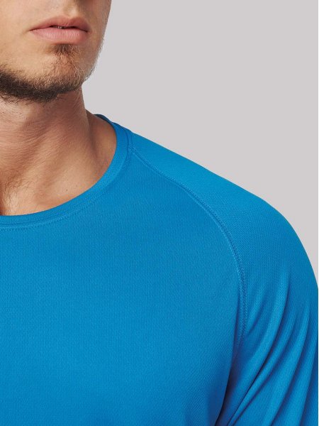 Zoom sur le col et les manches raglan du t-shirt de sport PA4012 en coloris Aqua blue Zoom sur le col et les manches raglan du t-shirt de sport PA4012 en coloris Aqua blue