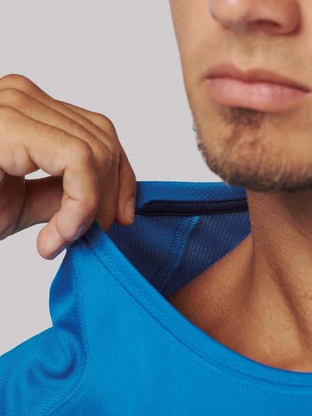 Zoom sur le col du t-shirt en polyester recyclé PA4012 en coloris Aqua blue Zoom sur le col du t-shirt en polyester recyclé PA4012 en coloris Aqua blue