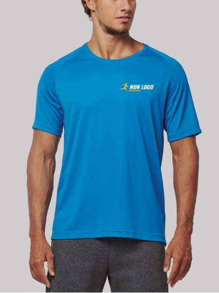 Exemple de logo floqué sur le t-shirt de sport PA4012 en coloris Aqua blue Exemple de logo floqué sur le t-shirt de sport PA4012 en coloris Aqua blue porté par un homme