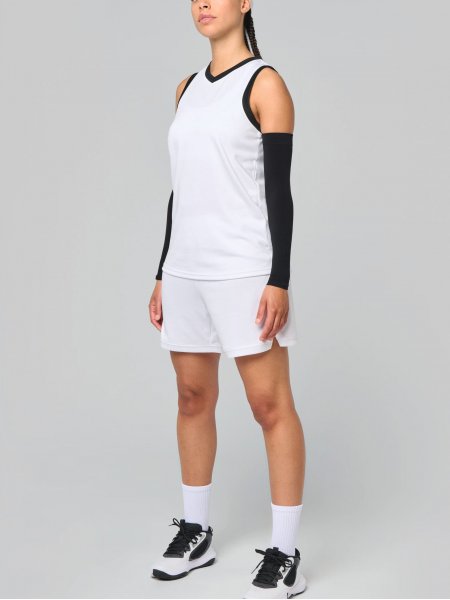 mannequin femme de face portant le Short de basket-ball femme personnalisable