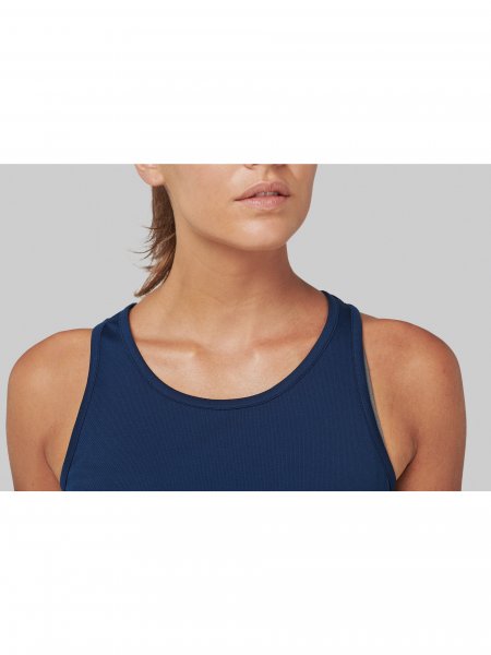 Détails encolure et bretelles larges du débardeur de sport pour femme PA442 en coloris Sporty Navy Détails encolure et bretelles larges du débardeur de sport pour femme PA442 en coloris Sporty Navy