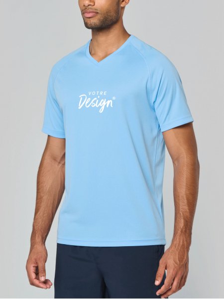 mannequin homme de face portant le T-shirt de sport col V à personnaliser mannequin homme de face portant le T-shirt de sport col V à personnaliser